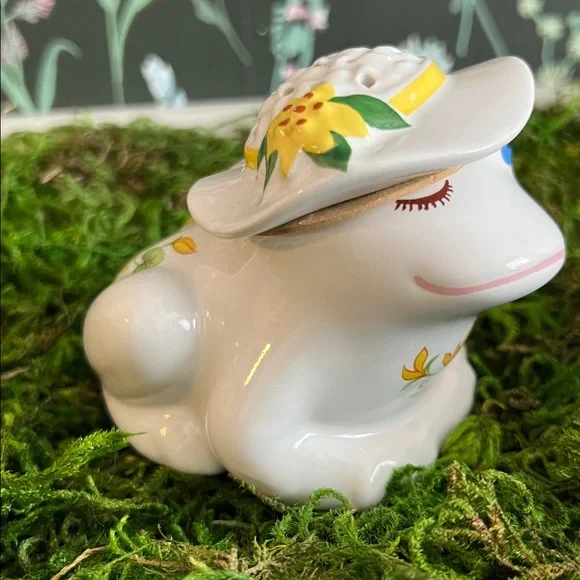 VINTAGE AVON 1980s "Flirtatious Frog" ceramic pomander or potpourri holder. - Picture 6 of 17